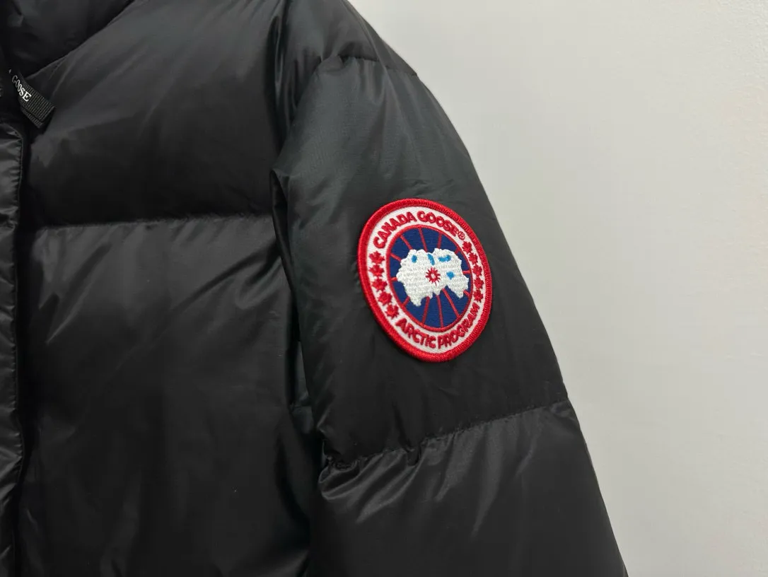 P720 [CANADA GOOSE] Cypress Women's Short Down Jacket 2256W The down collar enhances warmth and can better withstand bad weather. The short hem has an internal drawstring to adjust the tightness and block the cold wind. Embedded cuffs improve comfort and lock in heat. Dropped shoulder design and articulated sleeves allow for a good range of movement. Two external pockets: zippered hand pockets. ·Three interior pockets: two mesh drop-in pockets and one zippered pocket! Size: XS S M Color: Black Birch